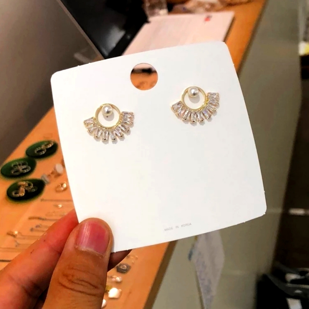 💋3 for 15💋NWT Elegant circle stud earrings / pearl center